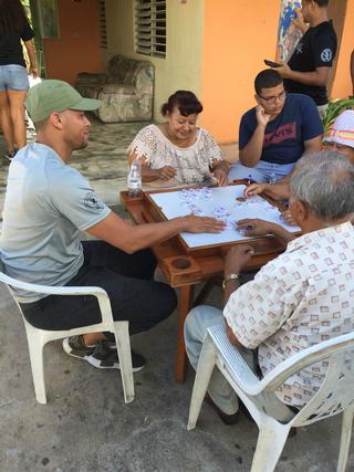 Benjamín Robles, compartiendo en la mesa de Dominó